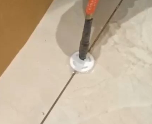 迁安瓷砖空鼓维修公司专业解答瓷砖在铺贴过程中，如果没有涂抹均匀到位的粘结材料（如水泥砂浆或瓷砖胶），可能会导致以下问题