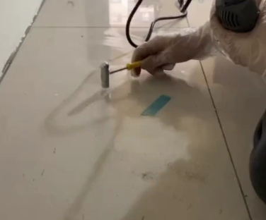 迁安瓷砖开裂维修公司专业分享瓷砖在铺贴前如果没有沥干水分，将会导致以下问题